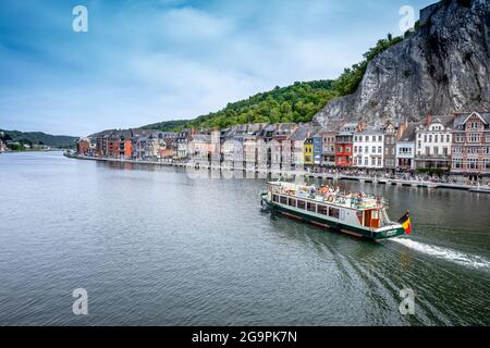 Dinant, Belgique - 19 juillet 2020 : la ville historique de Dinant. Bateau touristique avec drapeau belge à la Meuse, Wallonie, Belgique Banque D'Images