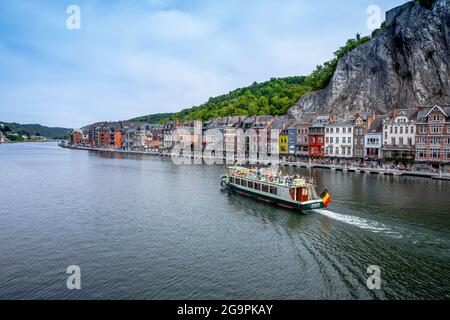 Dinant, Belgique - 19 juillet 2020 : la ville historique de Dinant. Bateau touristique avec drapeau belge à la Meuse, Wallonie, Belgique Banque D'Images