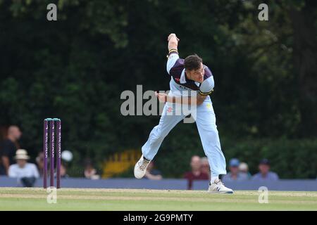 RADLETT, ROYAUME-UNI. 27 JUILLET Jack Campbell de Durham Bowls lors du match de la Royal London One Day Cup entre le Middlesex County Cricket Club et le Durham County Cricket Club à Cobden Hill, Radlett, le mardi 27 juillet 2021. (Crédit : will Matthews | MI News) crédit : MI News & Sport /Alay Live News Banque D'Images