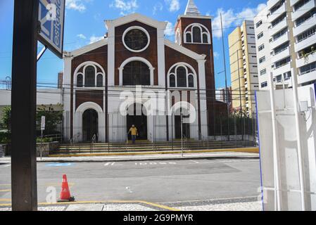 Façade de l'Igreja da Paz, sur Rua Visconde de Mauá dans le quartier d'Aldeota. Le curé paroissial de l'Église de la paix, le Père Lino Allegri, né en Italie en 1938 et résidant dans la ville de Fortaleza-ce, a été victime de violences verbales le 4 juillet, après avoir célébré la messe et mentionné dans son discours que le Président de la République fédérative du Brésil, M. Jair Messias Bolsonaro est responsable de plus d'un demi-million de victimes de Covid-19 dans le pays. Le père Lino Allegri est retiré du poste de l'Église de la paix. Banque D'Images