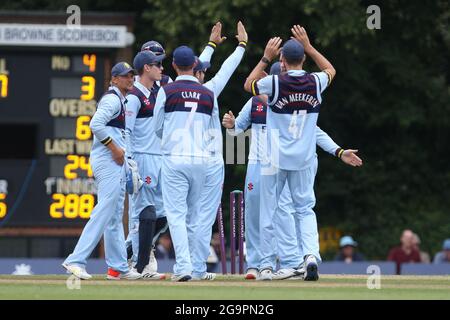 RADLETT, ROYAUME-UNI. 27 JUILLET les joueurs de Durham célèbrent le match de cricket de la Royal London One Day Cup entre le Middlesex County Cricket Club et le Durham County Cricket Club à Cobden Hill, Radlett, le mardi 27 juillet 2021. (Crédit : will Matthews | MI News) crédit : MI News & Sport /Alay Live News Banque D'Images