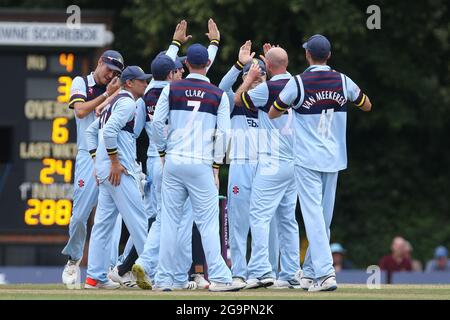 RADLETT, ROYAUME-UNI. 27 JUILLET les joueurs de Durham célèbrent le match de cricket de la Royal London One Day Cup entre le Middlesex County Cricket Club et le Durham County Cricket Club à Cobden Hill, Radlett, le mardi 27 juillet 2021. (Crédit : will Matthews | MI News) crédit : MI News & Sport /Alay Live News Banque D'Images