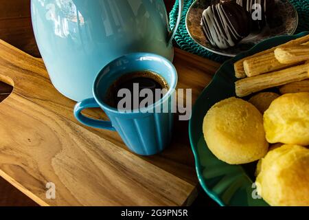 Café avec pain au fromage et bâtonnets de fromage. Petit déjeuner typiquement brésilien. Banque D'Images