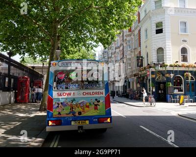 Londres, Grand Londres, Angleterre, juillet 17 2021 : minibus ICE Cream et boîtes téléphoniques sur Great Russell Street, en face de la maison publique Greene King. Banque D'Images