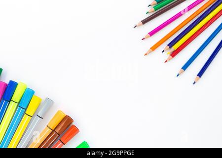 Retour à l'école. Des coins, il y a des crayons de couleur, des marqueurs d'autres mains ou des stylos feutre sur fond blanc avec un emplacement pour le texte. Learni Banque D'Images