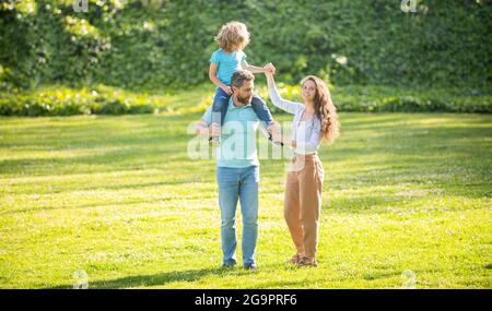 Loisirs en famille. Bonne famille avec un enfant. Mère et fils à cheval sur le père. Profitez de votre temps libre Banque D'Images