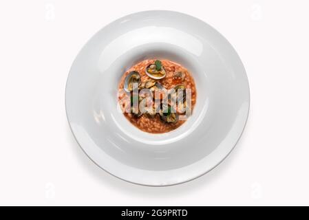 Risotto gastronomique avec palourdes et caviar rouge dans une assiette isolée sur blanc dans la vue de dessus, plat Banque D'Images