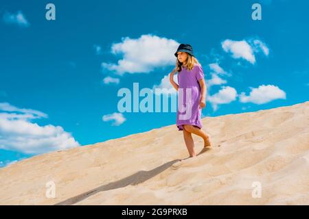 Photo de vue aérienne - une fille solitaire marche sur le désert de sable. Photo de haute qualité Banque D'Images