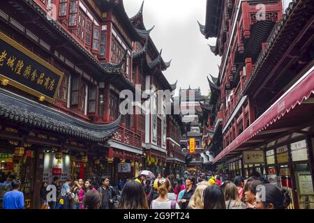 SHANGHAI, CHINE - 16 octobre 2014 : gros plan de touristes visitant Shanghai en Chine Banque D'Images