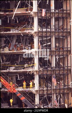 Terrorisme et catastrophes: ©1995 séquelles de l'attentat à la bombe d'Oklahoma City contre l'édifice fédéral de Murrah le 19 avril 1995, 9:02AM qui a tué 168 personnes et blessé près de 700 personnes. Banque D'Images