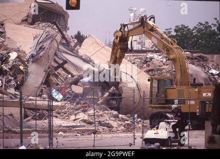 Terrorisme et catastrophes: ©1995 séquelles de l'attentat à la bombe d'Oklahoma City contre l'édifice fédéral de Murrah le 19 avril 1995, 9:02AM qui a tué 168 personnes et blessé près de 700 personnes. Banque D'Images