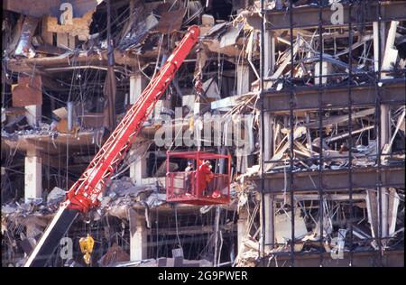 Terrorisme et catastrophes: ©1995 séquelles de l'attentat à la bombe d'Oklahoma City contre l'édifice fédéral de Murrah le 19 avril 1995, 9:02AM qui a tué 168 personnes et blessé près de 700 personnes. Banque D'Images