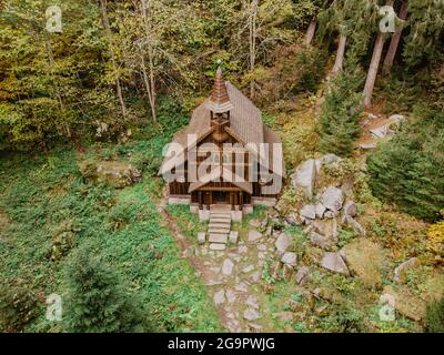 Pèlerinage en bois chapelle rurale de la Vierge Marie, CZ: Stozecka kaple et croix de fer debout dans la forêt à l'altitude de 950 m, République Tchèque, Sumava Banque D'Images