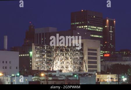 Terrorisme et catastrophes: ©1995 séquelles de l'attentat à la bombe d'Oklahoma City contre l'édifice fédéral de Murrah le 19 avril 1995, 9:02AM qui a tué 168 personnes et blessé près de 700 personnes. Banque D'Images