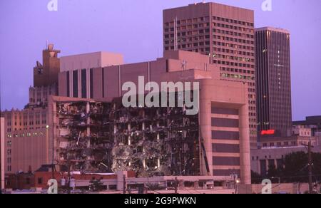 Terrorisme et catastrophes: ©1995 séquelles de l'attentat à la bombe d'Oklahoma City contre l'édifice fédéral de Murrah le 19 avril 1995, 9:02AM qui a tué 168 personnes et blessé près de 700 personnes. Banque D'Images