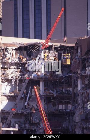 Terrorisme et catastrophes: ©1995 séquelles de l'attentat à la bombe d'Oklahoma City contre l'édifice fédéral de Murrah le 19 avril 1995, 9:02AM qui a tué 168 personnes et blessé près de 700 personnes. Banque D'Images