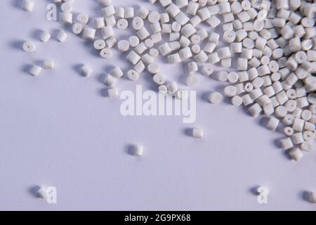 Texture de fond en gros plan des granulés de polypropylène. Résine plastique ( Masterbatch).Granulés chimiques gris pour la production industrielle de plastique Banque D'Images