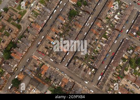 DONCASTER, ROYAUME-UNI - 27 JUILLET 2021. Vue aérienne des rangées de maisons mitoyennes dans une grande ville Banque D'Images