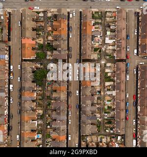 DONCASTER, ROYAUME-UNI - 27 JUILLET 2021. Vue aérienne des rangées de maisons mitoyennes dans une grande ville Banque D'Images