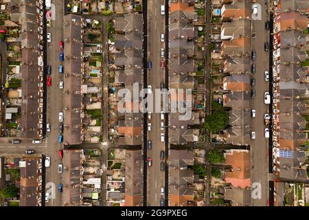 DONCASTER, ROYAUME-UNI - 27 JUILLET 2021. Vue aérienne des rangées de maisons mitoyennes dans une grande ville Banque D'Images