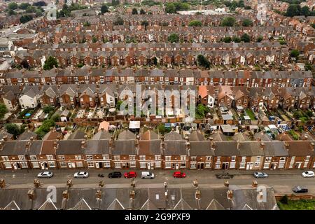 DONCASTER, ROYAUME-UNI - 27 JUILLET 2021. Vue aérienne des rangées de maisons mitoyennes dans une grande ville Banque D'Images