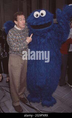 Bob McGrath et cookie Monster de « Sesame Street » assistent au « Save the Music » de VH1 sur le « Today Show » de NBC, au Rockefeller Plaza de New York, le 13 juin 2000. Crédit photo : Henry McGee/MediaPunch Banque D'Images