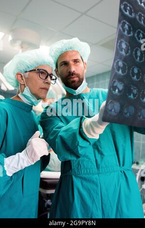 Médecins examinant les images radiologiques du patient pour le diagnostic. Concept de soins de santé, chirurgie, radiologie Banque D'Images