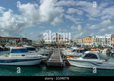 Tarifa,Espagne - novembre 20,2018.ville au point le plus au sud de l'Europe continentale.vue du port avec bateaux de pêche et yachts.destination populaire Banque D'Images