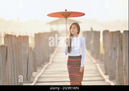 La belle femme de Myanmar au lever du soleil, Mandalay Myanmar, style vintage Banque D'Images