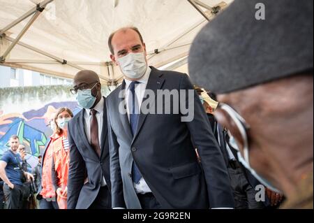 Le PM français Jean Castex lors de la visite d'un centre de vaccination itinérant de la Croix-Rouge, installé au pied des bâtiments de Villetaneuse, France, le 27 juillet 2021. Photo par Eric Tschaen/Pool/ABACAPRESS.COM Banque D'Images