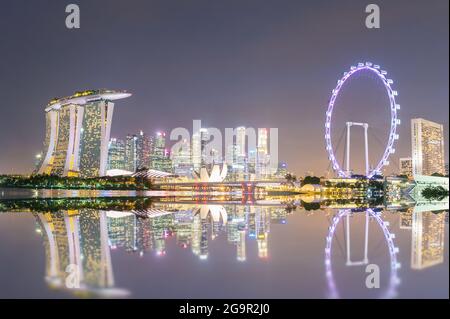 Vue sur la marina de Singapour au coucher du soleil, panorama de la ville de Singapour la nuit. Magnifique bâtiment moderne d'affaires gratte-ciel autour de la baie Banque D'Images