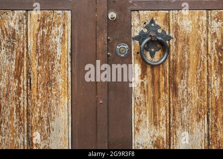 Ancienne porte en bois avec quincaillerie rouillée Banque D'Images