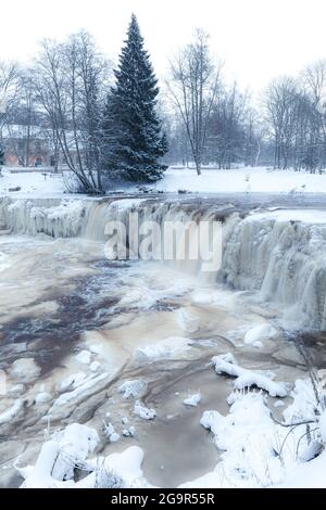 Chute d'eau gelée de Keila-Joa en hiver. Harjumaa, Estonie Banque D'Images