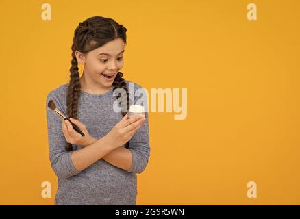 Aimez-vous plus. Concept de soin de la peau. Application de maquillage sur une peau saine. Produits de maquillage pour enfants. Espace de copie. studio de photo de fille faisant le maquillage Banque D'Images