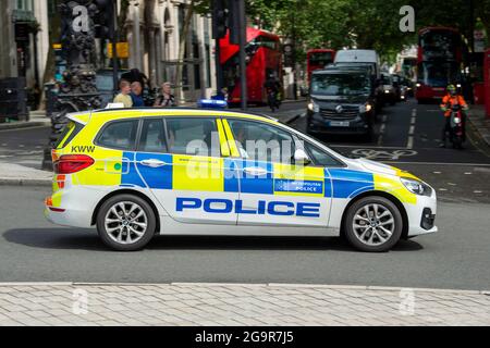 Londres, Royaume-Uni. 27 juillet 2021. Un véhicule de la police métropolitaine passe devant Trafalgar Square à Londres pour répondre à un appel d'urgence. (Image de crédit : © Dave Rushen/SOPA Images via ZUMA Press Wire) Banque D'Images