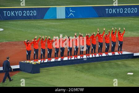 Tokyo, Japon. 27 juillet 2021. Les joueurs japonais se sont empadis lors de la cérémonie de la médaille du softball des Jeux Olympiques de Tokyo à Yokohama Studium, dans la préfecture de Kanagawa, au Japon, le mardi 27 juillet 2021. Photo par Keizo Mori/UPI crédit: UPI/Alay Live News Banque D'Images