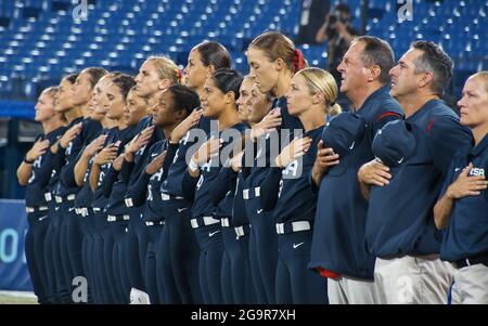 Tokyo, Japon. 27 juillet 2021. Les joueurs des États-Unis se disputent l'hymne national avant la finale contre le Japon lors du softball des Jeux Olympiques de Tokyo à Yokohama Studium à Yokohama, préfecture de Kanagawa, Japon, le mardi 27 juillet 2021. Photo par Keizo Mori/UPI crédit: UPI/Alay Live News Banque D'Images