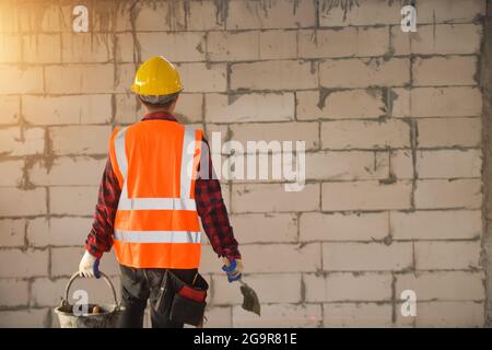 ouvrier posant des briques et construire un barbecue dans la construction site.selective focus Banque D'Images