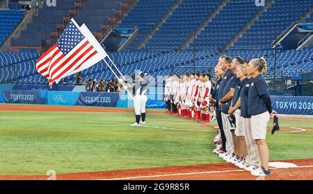 Tokyo, Japon. 27 juillet 2021. Les joueurs des États-Unis se disputent l'hymne national avant la finale contre le Japon lors du softball des Jeux Olympiques de Tokyo à Yokohama Studium à Yokohama, préfecture de Kanagawa, Japon, le mardi 27 juillet 2021. Photo par Keizo Mori/UPI crédit: UPI/Alay Live News Banque D'Images