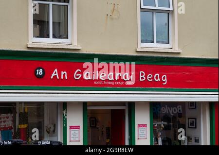 Dingle, Irlande - 8 juillet 2021 : le panneau pour une boutique Gailearai Beag à Dingle Irlande Banque D'Images