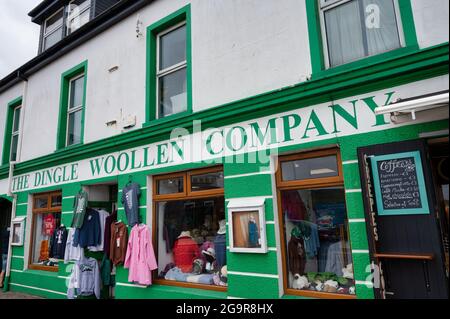 Dingle, Irlande - 8 juillet 2021 : panneau avant de la boutique de Dingle Woolen Company en Irlande Banque D'Images