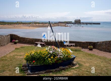 Exposition florale dans un jardin en bord de mer à Elie, Fife, Écosse. Banque D'Images