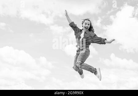 gaie jeune fille sautant haut. saut d'enfant en plein air. mode et beauté d'enfant. sens de la liberté. portrait d'une jeune fille énergique. concept de l'avenir Banque D'Images