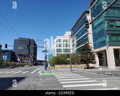 États-Unis. 18 avril 2021. Vue à hauteur des yeux d'une voiture de sport solitaire rouge approchant de l'intersection de la 16e rue et de la 4e rue près de l'hôpital pour enfants UCSF Benioff à San Francisco, Californie, le 18 avril 2021. (Photo par Smith Collection/Gado/Sipa USA) crédit: SIPA USA/Alay Live News Banque D'Images