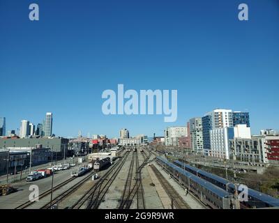 États-Unis. 06e mars 2021. Vue aérienne des tramways et des voies de chemin de fer dans le quartier de Soma à San Francisco, Californie, le 6 mars 2021. (Photo par Smith Collection/Gado/Sipa USA) crédit: SIPA USA/Alay Live News Banque D'Images