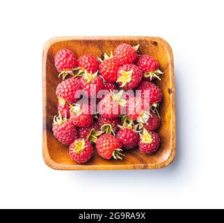 Framboises rouges fraîches dans un bol isolé sur fond blanc. Banque D'Images