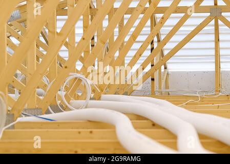 installation de ventilation dans une nouvelle maison en bois en construction Banque D'Images