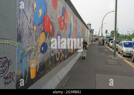 Un dessin avec des masques à gaz sur le mur de Berlin du côté est. La plus grande galerie d'art en plein air du monde. Allemagne, Munich - 28 avril 2011 Banque D'Images