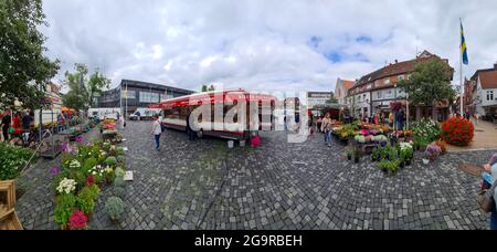 RENDSBURG, ALLEMAGNE - 11 juillet 2021 : un cliché panoramique du marché pavé à Rendsburg, en allemand Banque D'Images