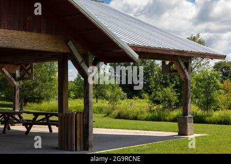 L'abri de pique-nique utilisait des poutres en bois adsées provenant d'une ancienne grange du parc communautaire de Grand River, près de Lansing, Michigan, États-Unis Banque D'Images